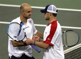 Andy Roddick congratulating Ivan Ljubicic, USA, Davis cup, 2005 (AP Photo/Kevork Djansezian)