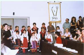 God. skuptina 1995., djeca iz Gabonjina, g. Ualj sa zastavom
